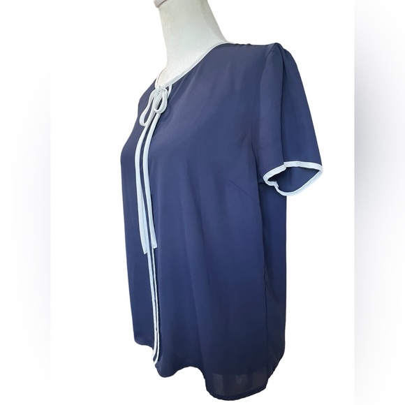 Forever 21 Woman’s Blue and White Short Sleeve Blouse Top - w/bow - M - Picture 3 of 7